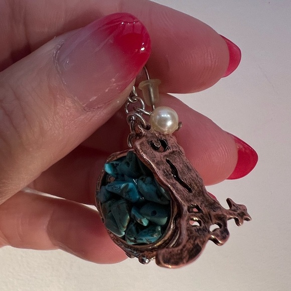 Real crushed turquoise earrings. Metal colour w/ brass, cowboy, boot, and pearl. - Picture 5 of 12